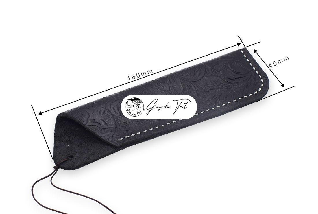 Dimensiones de una funda para bolígrafo de cuero de alta calidad con un detallado motivo floral grabado en su superficie.