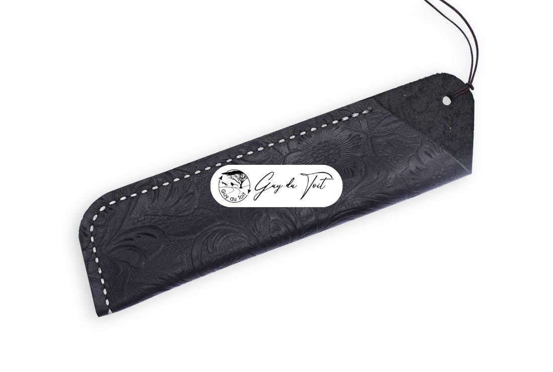 Una funda para bolígrafo de cuero de alta calidad con un detallado motivo floral grabado en su superficie.