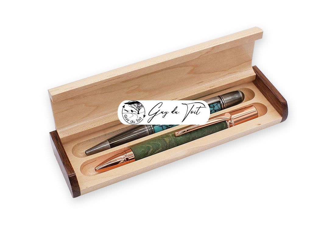 Un plumier en bois d'érable avec des panneaux latéraux foncés, conçu pour deux stylos artisanaux ou une parure de stylos et de crayons.