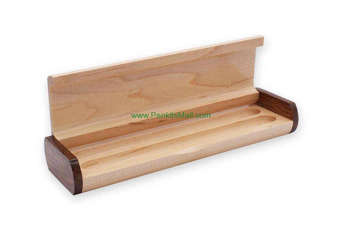 Un plumier en bois d'érable avec des panneaux latéraux foncés, conçu pour deux stylos artisanaux ou une parure de stylos et de crayons.