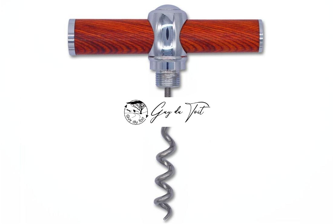 Primer plano de los kits de torneado de madera para abrebotellas sacacorchos estilo T cromado, mostrando los componentes metálicos, incluido el tornillo sin fin sacacorchos y los tubos roscados.