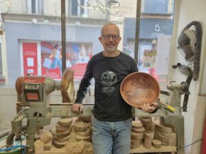El tornero Guy du Toit en su taller de Carcasona, Francia