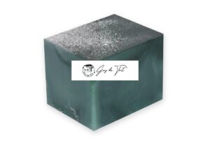 Bouchon de bouteille en résine verte et blanche en forme de pomme de pin, fait à la main.