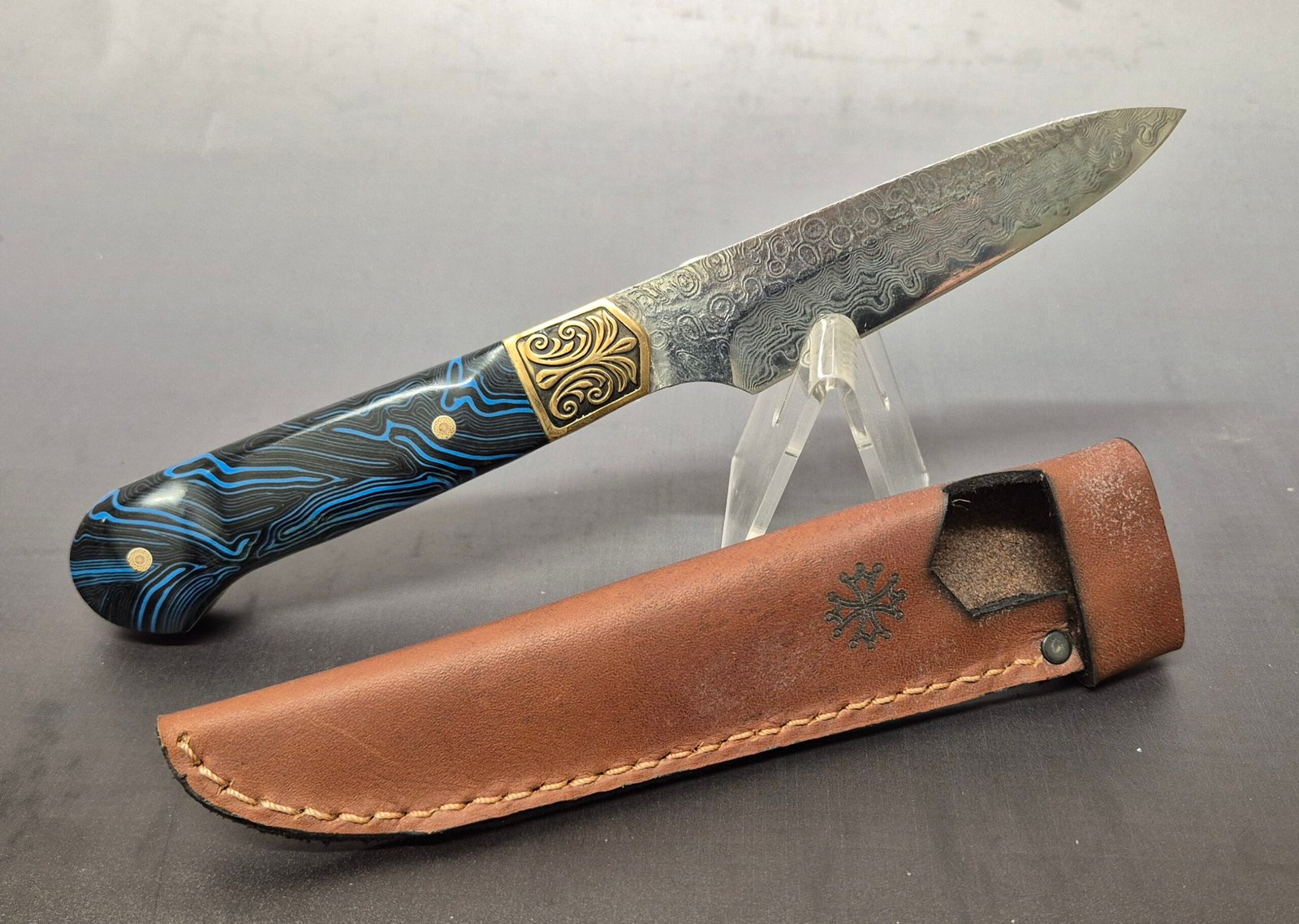 Fixed blade utility knife with blue‑black G10 handle handcrafted in Carcassonne